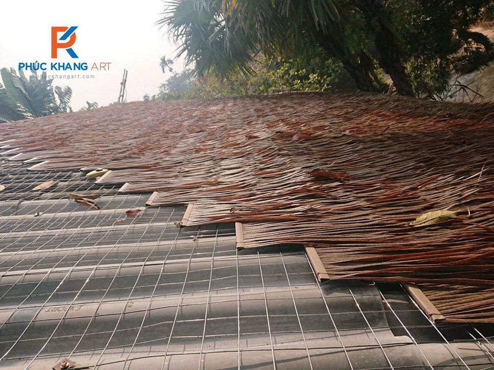  thi công phần mái của nhà sàn sử dụng tranh nhân tạo để lợp mái nhà sàn